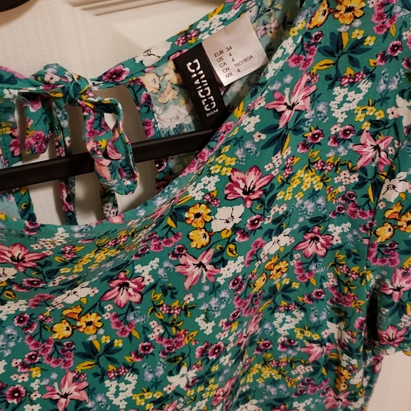 Green floral tee/top - Picture 3 of 3